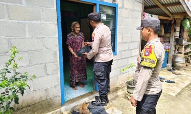 Brigadir Rian Salurkan Bantuan 5 Kg Beras Lokal Kepada Warga