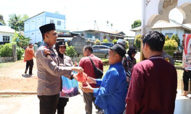 Bagikan Jumat Berkah Polres Bintan Di Masjid Darussalam Desa Buyu