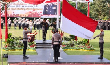 IRJEN POL YAN FITRI HALIMANSYAH KAPOLDA KEPRI PIMPIN UPACARA PERINGATAN HARI PAHLAWAN TAHUN 2024