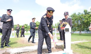 Wakapolda Kepri Brigjen Pol Asep Safrudin Pimpin Upacara Ziarah dan Tabur Bunga Peringati Hari Pahlawan