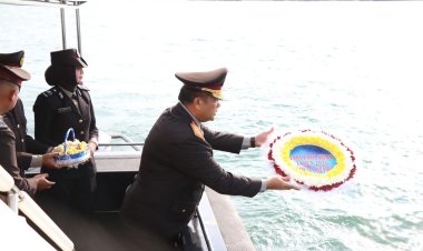 Brigjen Pol Asep Safrudin Pimpin Upacara Tabur Bunga di Laut Peringati Hari Pahlawan