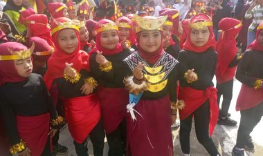 SDN 004 Tanjung Sengkuang Gelar Festival Seni dan Budaya, Kelas 2D Tampilkan Tari Maumere dari NTT