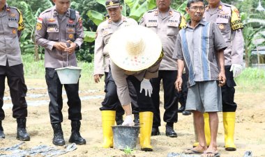 AKBP Apri Fajar Hermanto, S.I.K., Kapolres Lingga Pimpin Penanaman Bibit Semangka dan Pemupukan Jagung di Lahan Ketahanan Pangan Polres Lingga