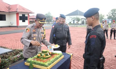 HUT ke-79 Korps Brimob Polri, Kompol Andi Sutrisno Rayakan Bersama Brimob BKO Polda Kepri dengan Tumpeng