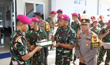 KOMPOL ANDI SUTRISNO Berikan Surprise Kepada Komandan PUSLATPURMAR 9 Dabo Singkep