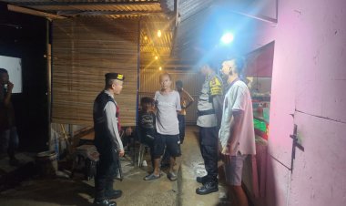 Polresta Barelang Melalui Polsek Sei Beduk Gelar Patroli Jalan Kaki di Kampung Madani