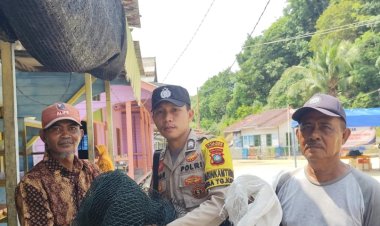 Briptu Yoan Afdinal Bersama Sekcam Tg.Kelit Bagikan Jaring Keramba dan Jaring Ikan Dukung Program Asta Cita