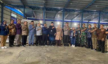 Polda Kepri pastikan keamanan distribusi logistik Pilkada 2024, Karo Ops dan Plt. Gubernur Kepri tinjau kesiapan di KPU Batam.