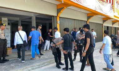 Perwira Polisi Kawal Ketat Proses Pengepakan Logistik Pemilu di Gudang KPU