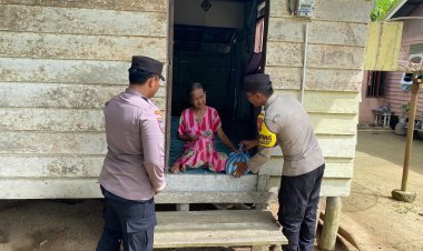 Brigadir Khatib Maal Abrar Hrp, S.H. Salurkan Bantuan 5 Kg Beras Lokal Kepada Warga