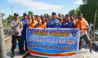Peduli Keselamatan, Satpolairud Polres Karimun Bagikan Life Jacket kepada Nelayan Teluk Uma