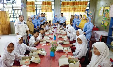 Lanud Raden Sadjad Beri Asupan Gizi Gratis untuk 200 Anak TK dan SD di Natuna