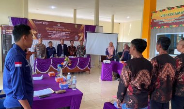 Personel Polres Lingga Amankan Rapat Pleno Terbuka Rekapitulasi Suara Pilkada 2024 Kec. Singkep Selatan