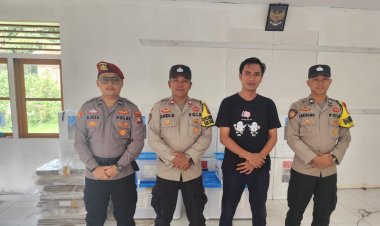 Personel Polres Lingga Kawal Ketat Pergeseran Logistik Pilkada 2024 PPK Kec. Selayar