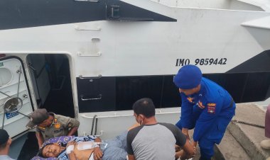 Briptu Rolan Purba dan Bripda Niko Prabhota Bantu Evakuasi Pasien Stroke