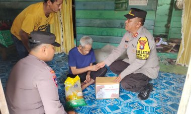 IPTU Sri Budianto dan IPTU Maidir Salurkan Paket Sembako Dari Kapolres Lingga Untuk Masyarakat