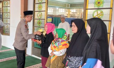Selang Sholat Jumat, Kapolresta Tanjungpinang Kombes Pol Budi Beri Bansos Kepada Lansia & Masyarakat Kurang Mampu