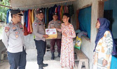 IPTU Sri Budianto Bersama IPTU Henry Gunawan Salurkan Paket Sembako Dari Kapolres Lingga