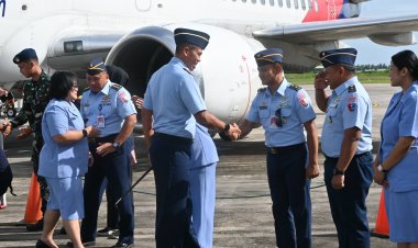 Prosesi Adat, Jajar Kehormatan, dan Forkopimda Sambut Danlanud RSA Baru di Natuna
