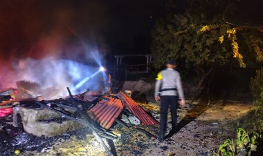 Respon Cepat Personel Polsek Daik Lingga bantu Padamkan dan Evakuasi Kebakaran Rumah Warga