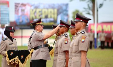 KAPOLDA KEPRI PIMPIN UPACARA PENUTUPAN PENDIDIKAN DAN PELANTIKAN 144 BINTARA POLRI GELOMBANG II T.A. 2024 DI SPN POLDA KEPRI