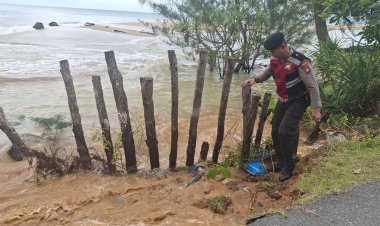 Aksi Tanggap Bencana Sat Samapta Polres Lingga Amankan Jalan Rusak Akibat Abrasi Air Laut di Wilayah Pesisir