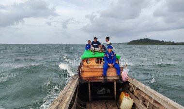 Personel Sat Polairud Polres Lingga Lakukan Pencarian Nelayan Yang Hilang di Laut