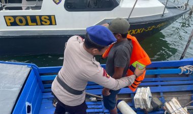 Satpolairud Polres Lingga Bagikan Jaket Pelampung untuk Nelayan