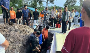 IPTU Henry Gunawan Bantu Pemakaman Korban Nelayan Tenggelam Warga Kampung Cukas di Desa Tg. Irat