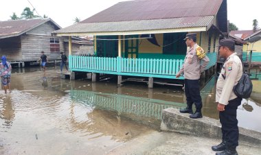 IPTU Henry Gunawan Melakukan Pemantauan Banjir Rob Akibat Pasang Air Laut