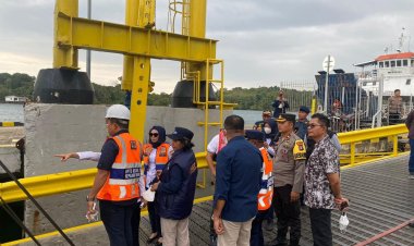 RESPON CEPAT POLDA KEPRI TANGANI KEBAKARAN KAPAL YANG TERJADI DI DERMAGA RORO TELAGA PUNGGUR