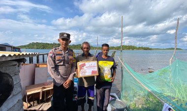 Bripda Jonatan Sianturi Berikan Paket Sembako Dari Kapolres Lingga untuk Warga Terkena Musibah Rumah Roboh Akibat Cuaca Buruk