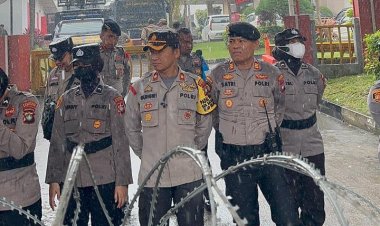 Hujan Deras Tak Halangi Tugas, Polresta Barelang Kawal Unjuk Rasa Koalisi Rakyat Batam di Graha Kepri