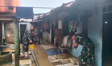 Babinsa Sungai Beduk Peduli, Bantu Warga Bersihkan Sisa Lumpur Pasca Banjir