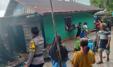 Brigadir Irwansyah Serahkan Bantuan Paket Sembako dari Kapolres Lingga Untuk Korban Bencana Rumah Roboh di Desa Laboh