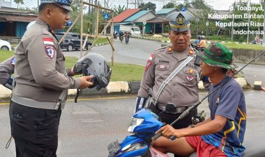 Helm Gratis Dari Polisi Untuk Masyarakat