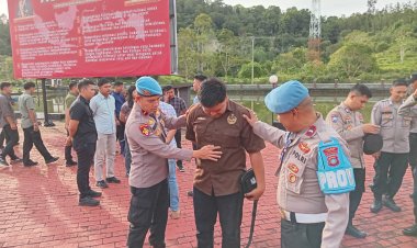 Propam Polres Lingga Cek Kerapian dan Sikap Tampang Personel Polres Lingga