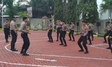 Personel Polres Karimun Asah Keahlian Bela Diri dengan Latihan Tongkat T