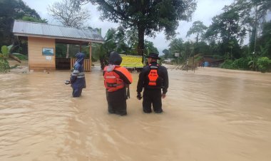Personel Polsek Daik Lingga Patroli Cek Debit Air di Hari Ke-5 Siaga Bencana Banjir