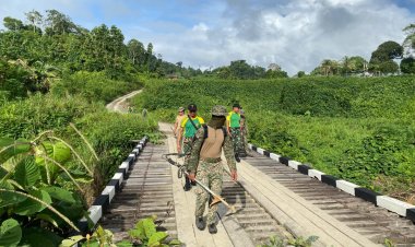 Satgas Pamtas Yonarmed 11 Kostrad Gelar Karya Bakti Pembersihan Lapangan Bola di Kampung Saliku, Malaysia