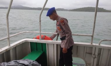 Personel Satpolairud Polres Lingga mengecekan Kelengkapan Keselamatan Kapal Penumpang di Pelabuhan Jagoh