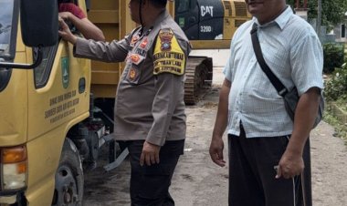 Polsek Sekupang Kawal Pengangkatan Tanah Longsor di Tiban Lama, Imbau Waspada Cuaca Ekstrem