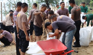 Sinergitas TNI - Polri dan Pemerintah Kecamatan Singkep Gotong Royong Perbaikan Jalan Rusak