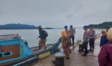 Personel Satpolairud Polres Lingga Laksanakan Pengamanan dan Pengaturan Aktivitas Penyeberangan di Dermaga Pelabuhan Jagoh