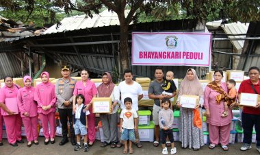Bhayangkari Peduli Korban Kebakaran, Ny. Cathy Heri Ompusunggu Salurkan Bansos di Perumahan Aspol Polresta Barelang