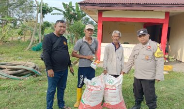 Polsek Meral Serahkan Bantuan Pertanian kepada Kelompok Tani Karimun Jaya