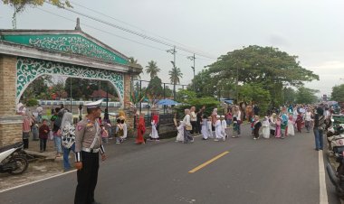Personel Satlantas Polres Lingga Laksanakan Pengawalan dan Pengaturan Lalu Lintas Pawai Isra Miraj 1446 H