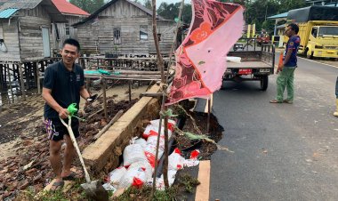 Brigpol Sukoy De Komar Bersama Babinsa dan Pemerintah Desa Sedamai Bersinergi Bangun Tanggul Darurat