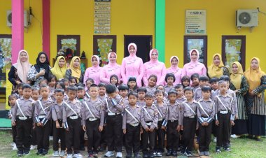 Ny. Karina Apri Fajar Ketua Bhayangkari Cabang Lingga Bersama anggota Bhayangkari Gelar Pendistribusian Makanan Sehat Bergizi