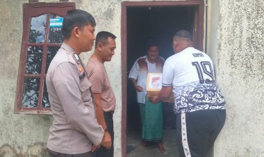 IPTU Henry Gunawan Turun Langsung Bagikan Paket Sembako dari Kapolres Lingga untuk Warga Sakit Menahun